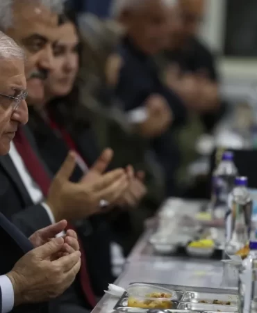 milli-savunma-bakani-guler-sehit-aileleri-ve-gazilerle-iftar-yapti