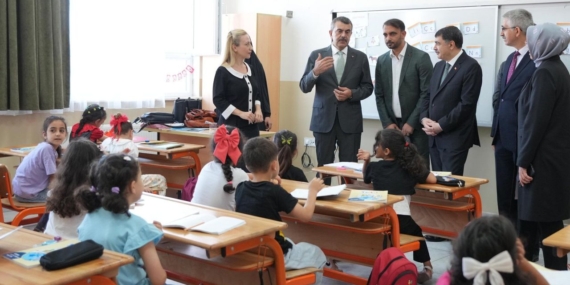 Yusuf Tekin, Türkiye’ye Getirilen Filistinli Öğrencileri Ziyaret Etti