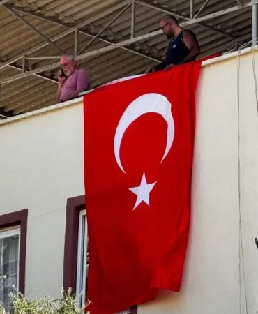 turk-bayragi-asildi