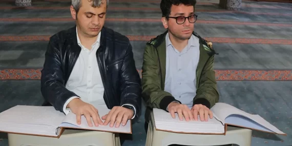 Görme Engelli Iki Arkadaş Mukabele Geleneğini Braille Alfabeli Kur’an-I Kerim’le Sürdürüyor