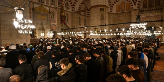 Müslüman Gençler, Şehzadebaşı Camisi’nde Nöbet Tuttu