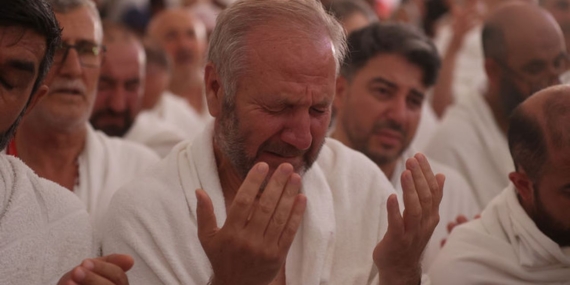 Arafat Vakfesi’nde Gazzeli Mazlumlar Için Gözyaşlarıyla Dua Edildi