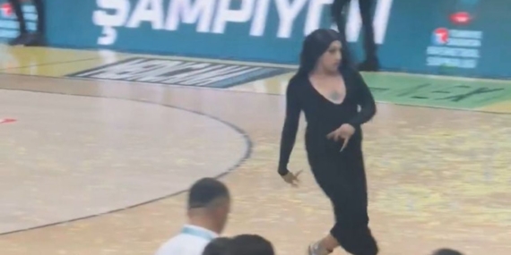 Fenerbahçe’nin Şampiyonluk Kutlamasına Travesti Şov Damga Vurdu!