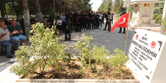 15 Temmuz Kahramanı Şehit Ömer Halisdemir’in Kabrinde Yoğunluk Yaşanıyor