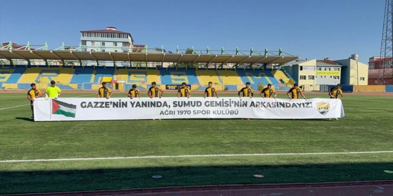Ağrı 1970 Sporlu Futbolculardan Sumud’a Pankartlı Destek