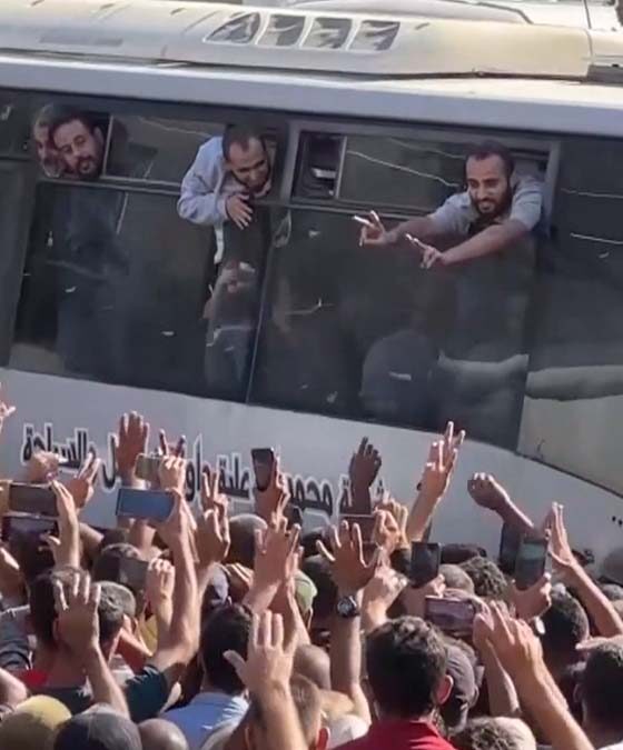 Özgürlüğüne kavuşan Gazzeliler yıkıntılarla karşılaştı