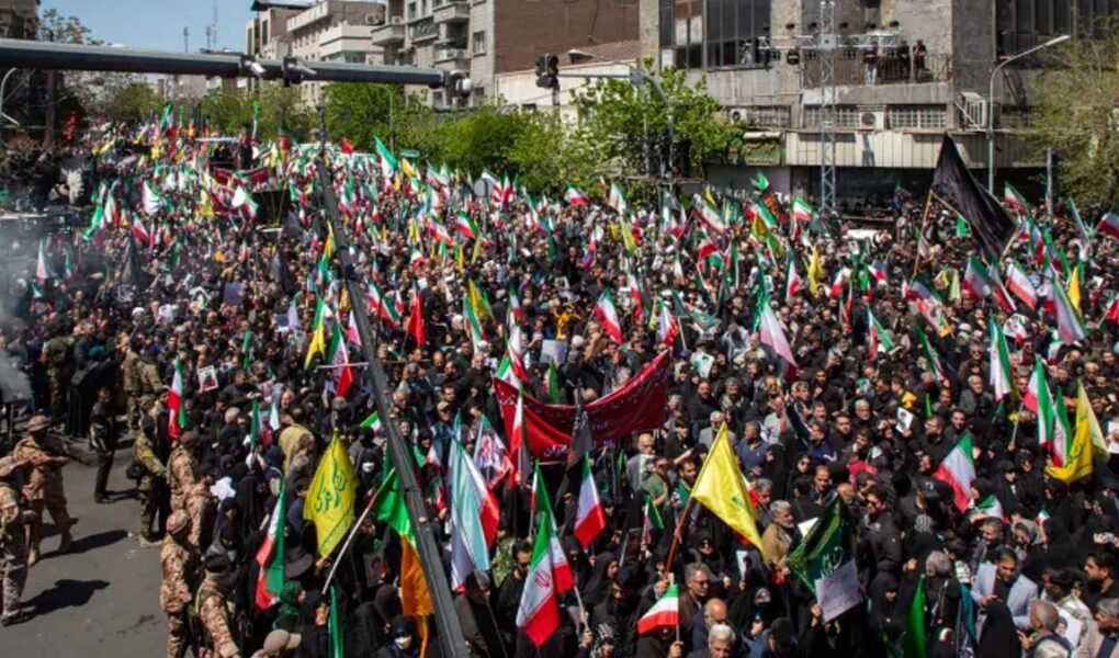 Tahran’da Hamaney için düzenlenen anma töreninde milyonlar toplandı