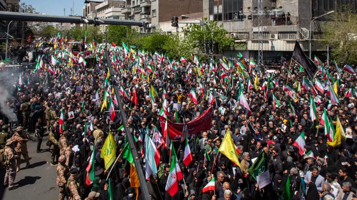 Tahran’da Hamaney için düzenlenen anma töreninde milyonlar toplandı