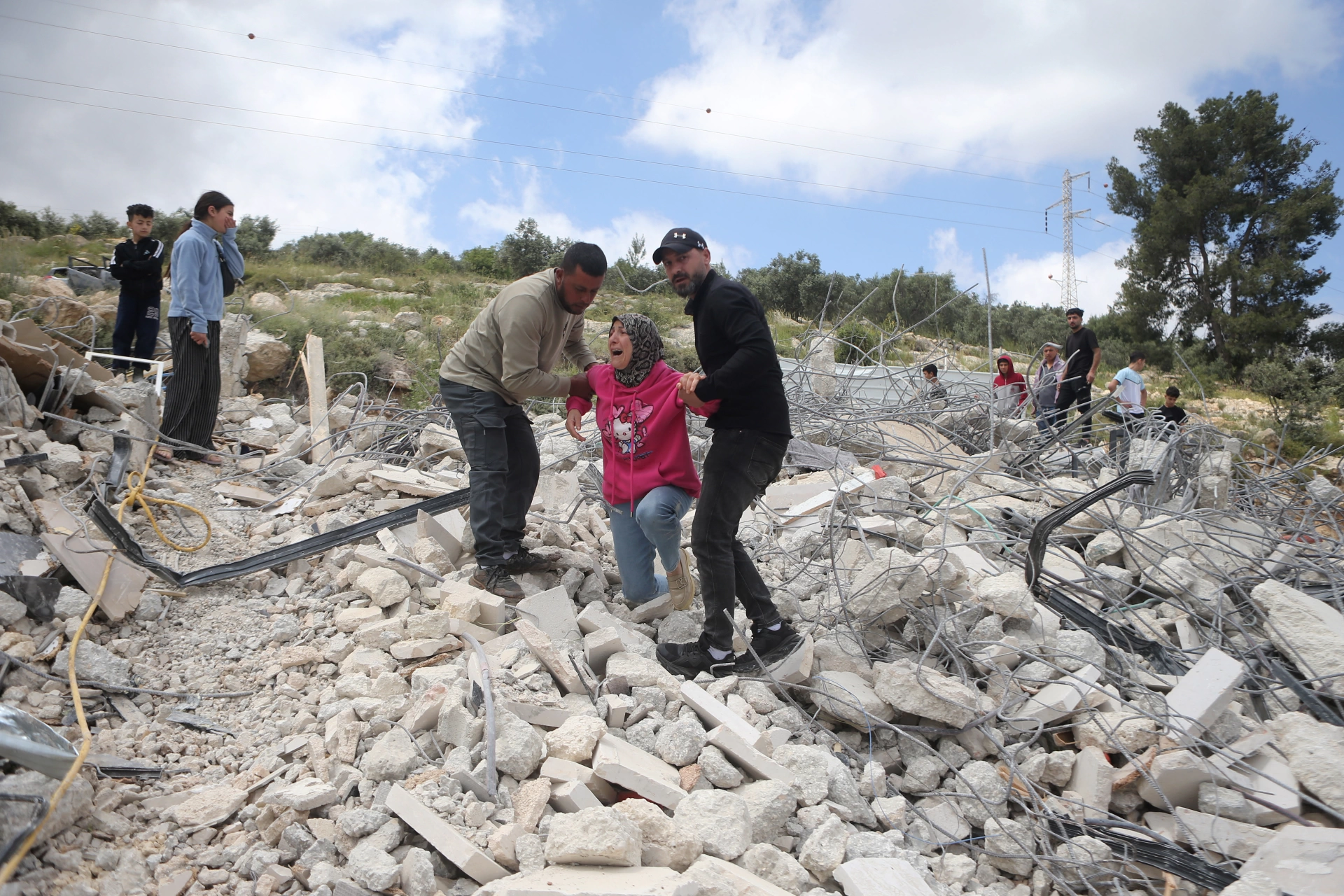 Batı Şeria'da eğitim hedefte: Bir çocuk öldü, bir okul yıkıldı