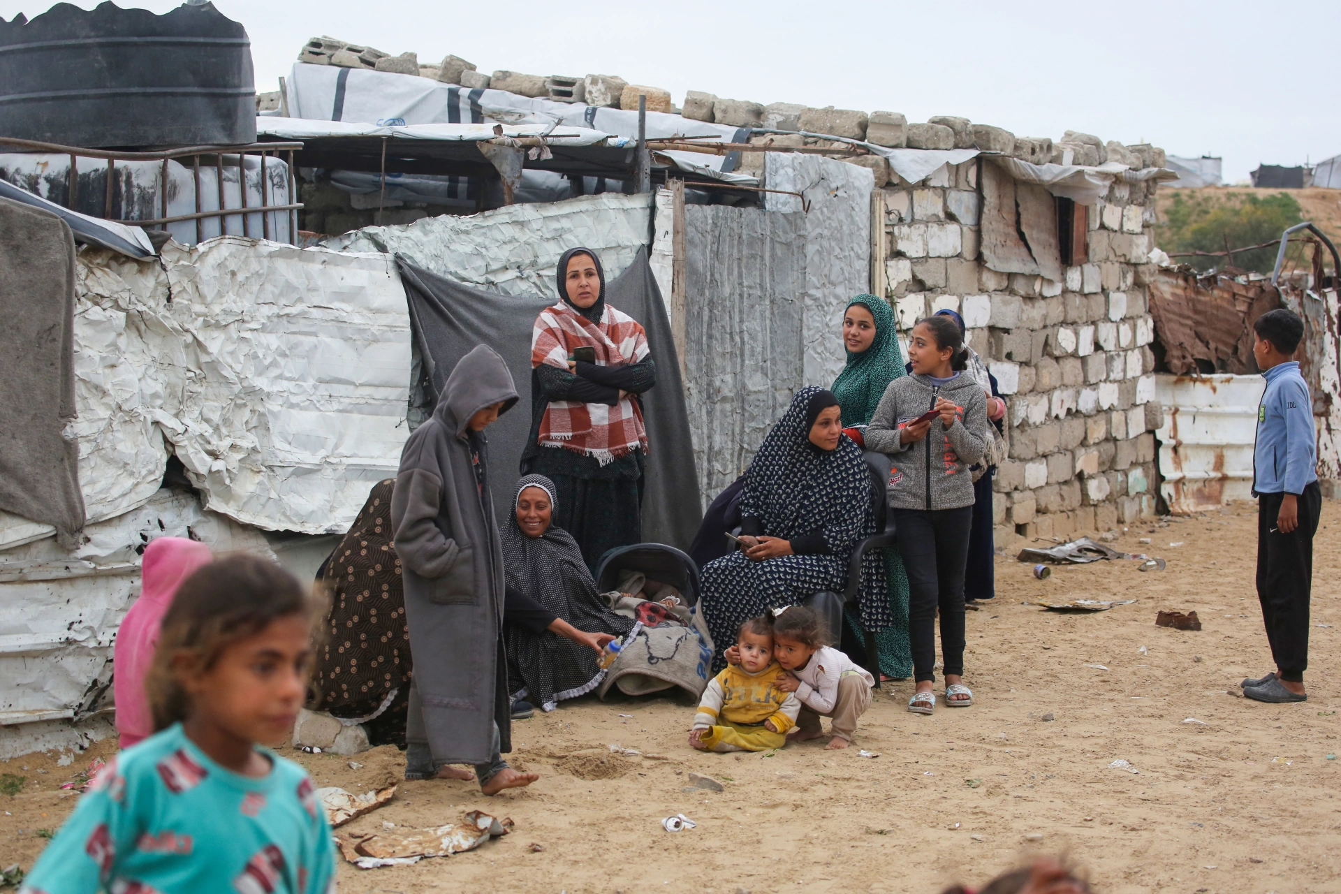 Gazze'de ateşkes ihlali: Okulda sığınan 10 yaşındaki çocuk başından vuruldu