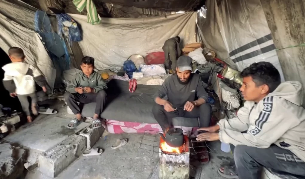 Gazze'de çadır kalabalığından yıkılma tehlikesi olan binalara kaçış