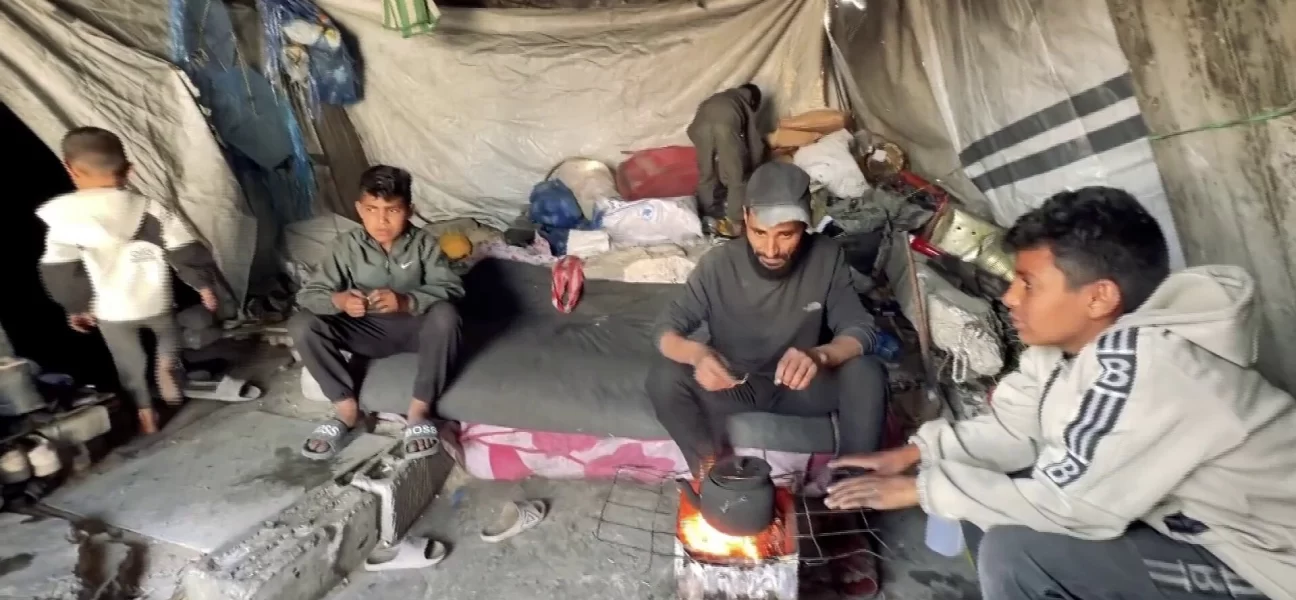 Gazze'de çadır kalabalığından yıkılma tehlikesi olan binalara kaçış