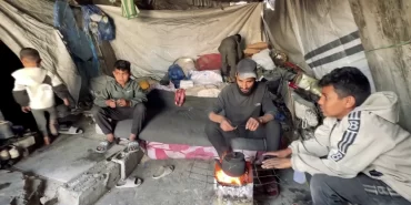 Gazze'de çadır kalabalığından yıkılma tehlikesi olan binalara kaçış