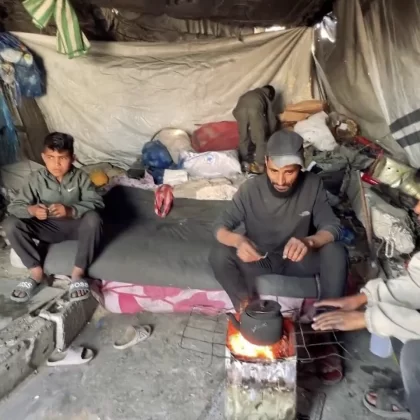 Gazze'de çadır kalabalığından yıkılma tehlikesi olan binalara kaçış