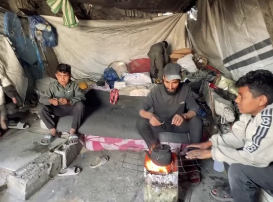 Gazze'de çadır kalabalığından yıkılma tehlikesi olan binalara kaçış