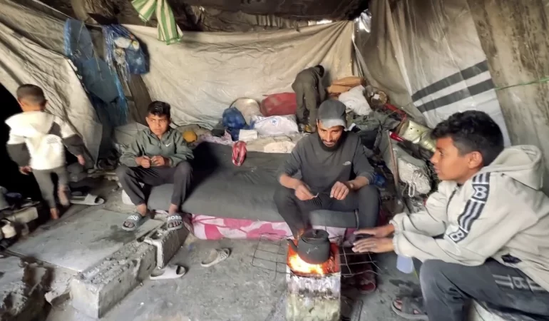Gazze'de çadır kalabalığından yıkılma tehlikesi olan binalara kaçış