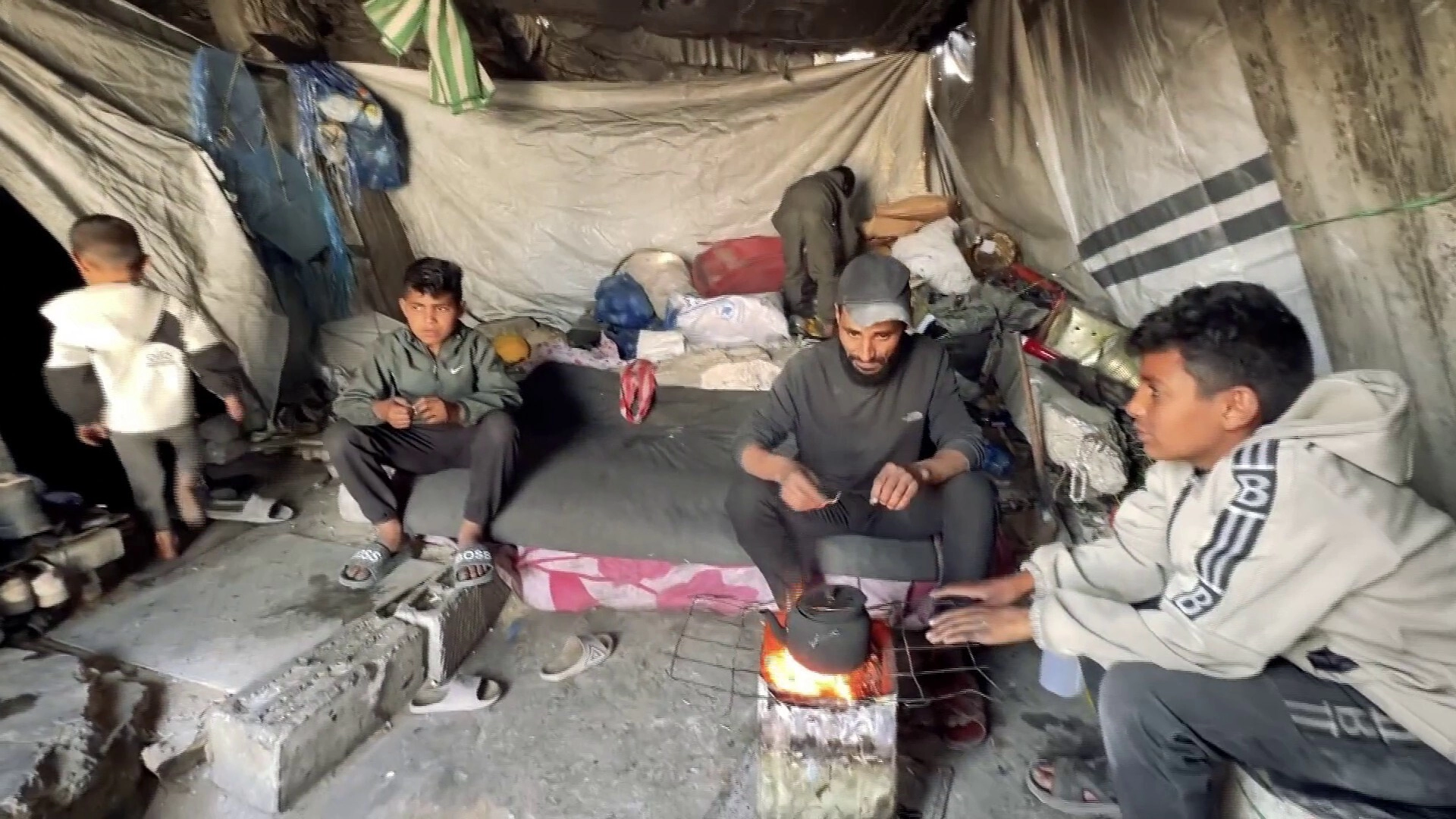 Gazze'de çadır kalabalığından yıkılma tehlikesi olan binalara kaçış