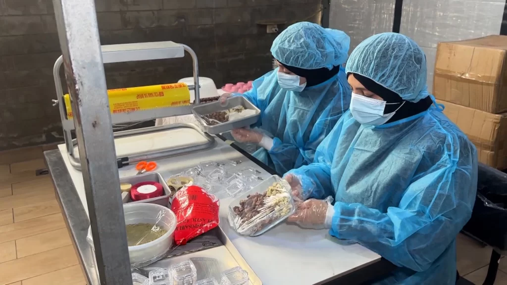 Gazzeli kadınlar yıkılan hayallerini çadırlarda yeniden inşa ediyor