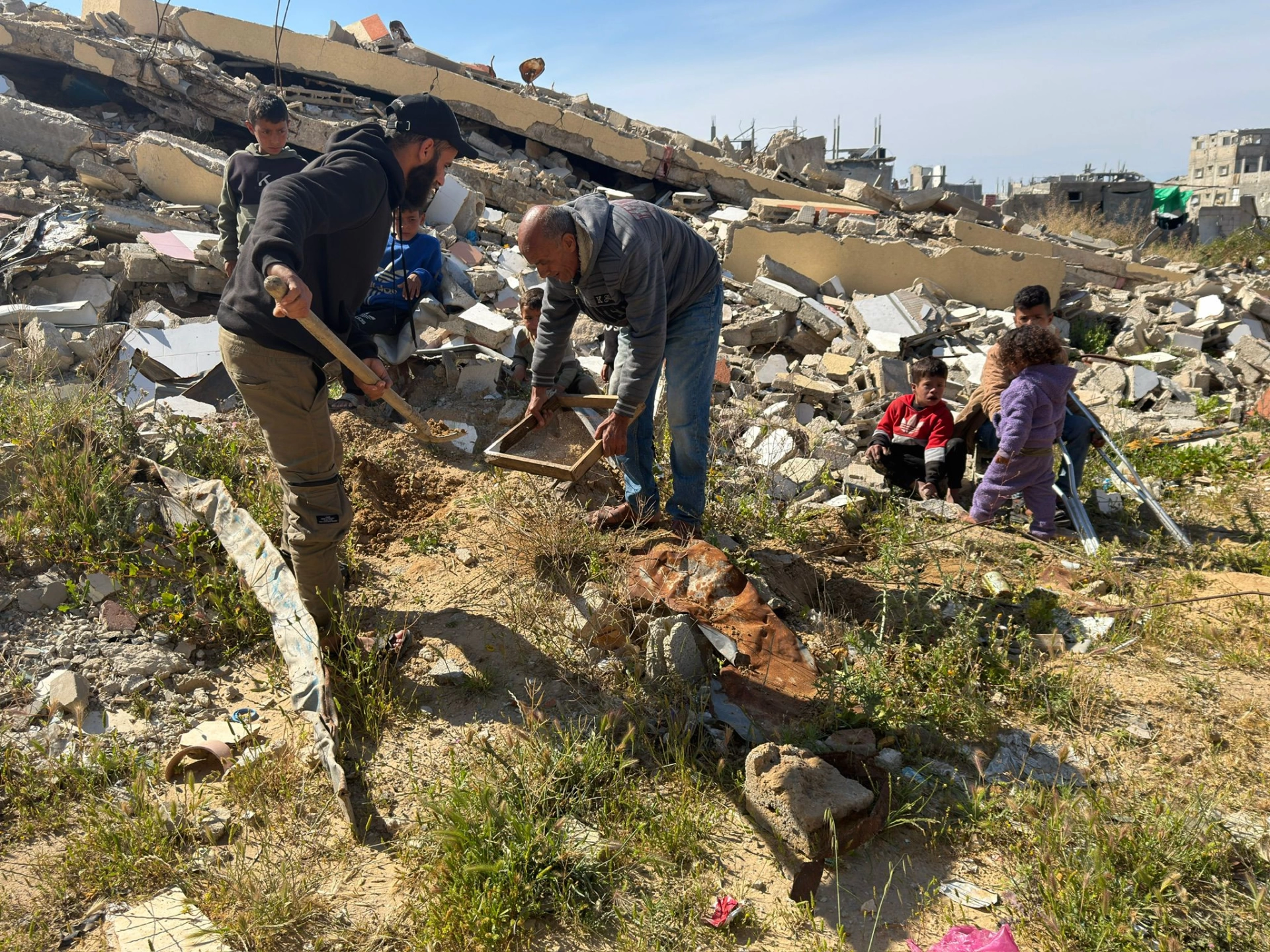 Gazzeli şehitlerin naaşları molozlar arasında kayboluyor