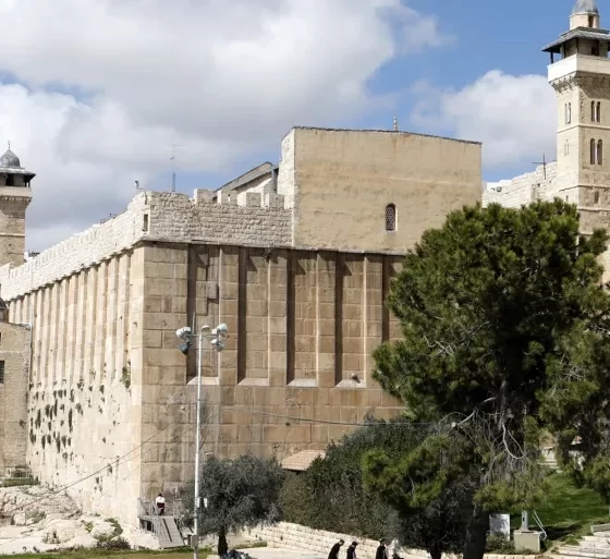 Harem-i İbrahim Camii'nde kimlik değişimi: 'Davut Yıldızı' asıldı