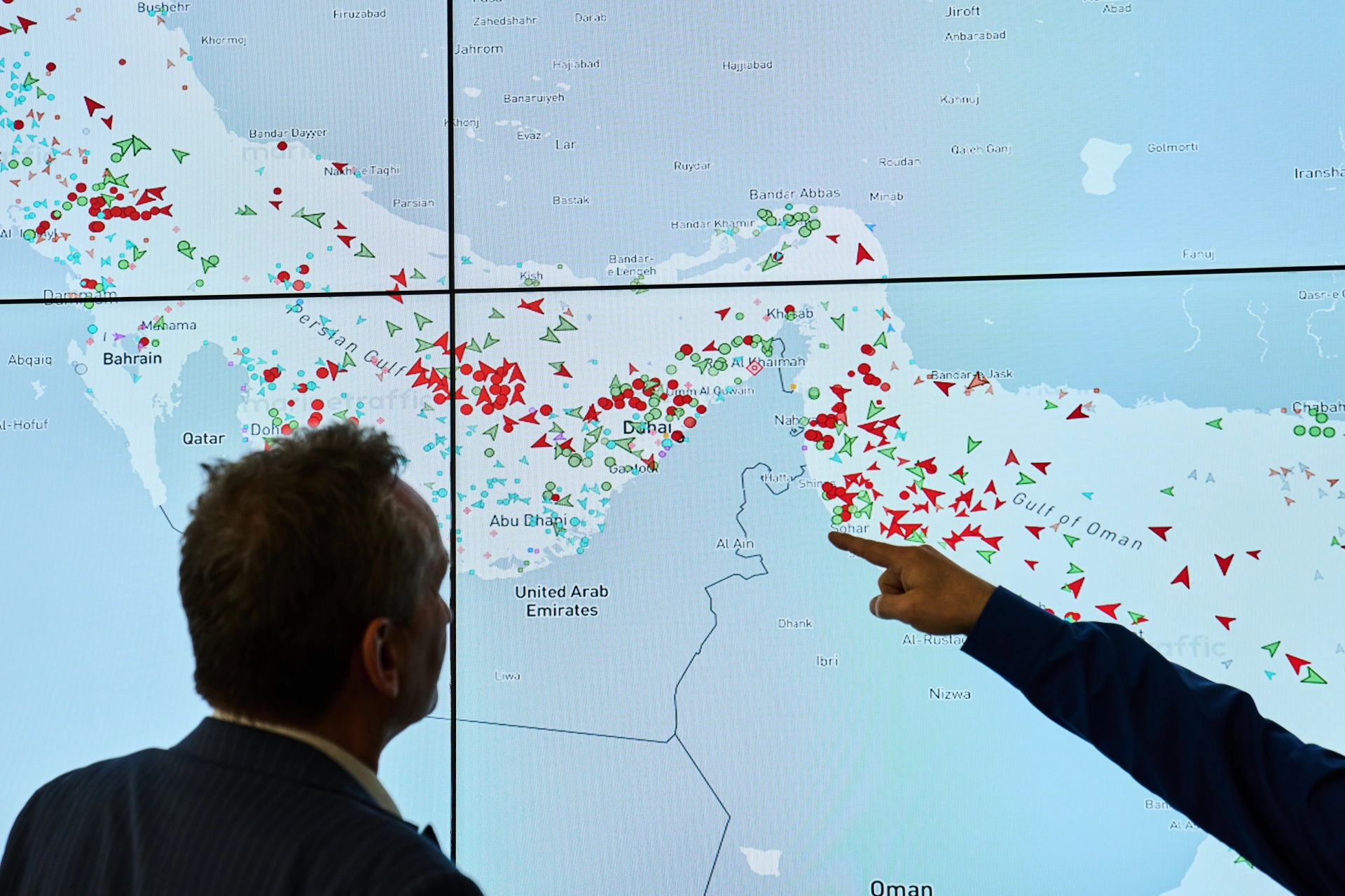 Hürmüz Boğazı açıldı ancak gemiler geçişte tereddütlü