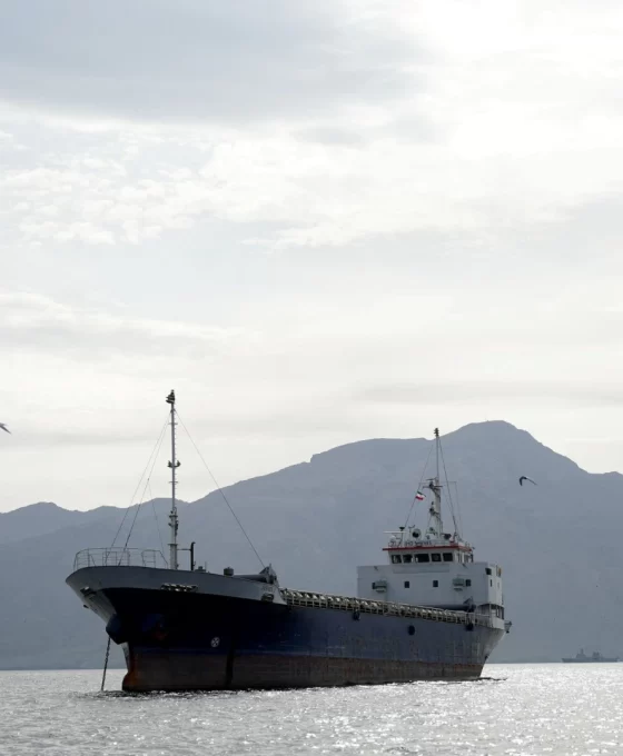 Hürmüz Boğazı'nda ateş hattı: İran gemilere ateş açtı