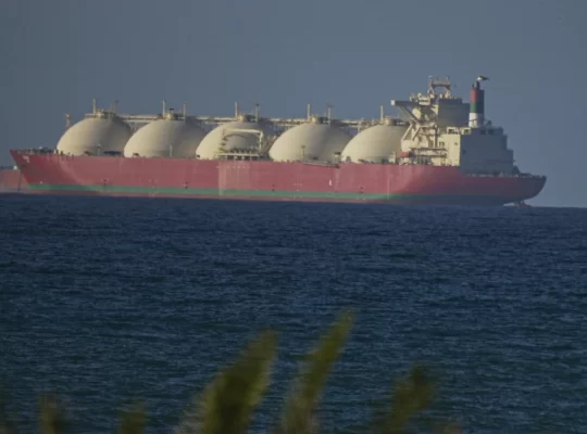 Hürmüz Boğazı'nda ilk gün: 10 gemi geçiş yaptı