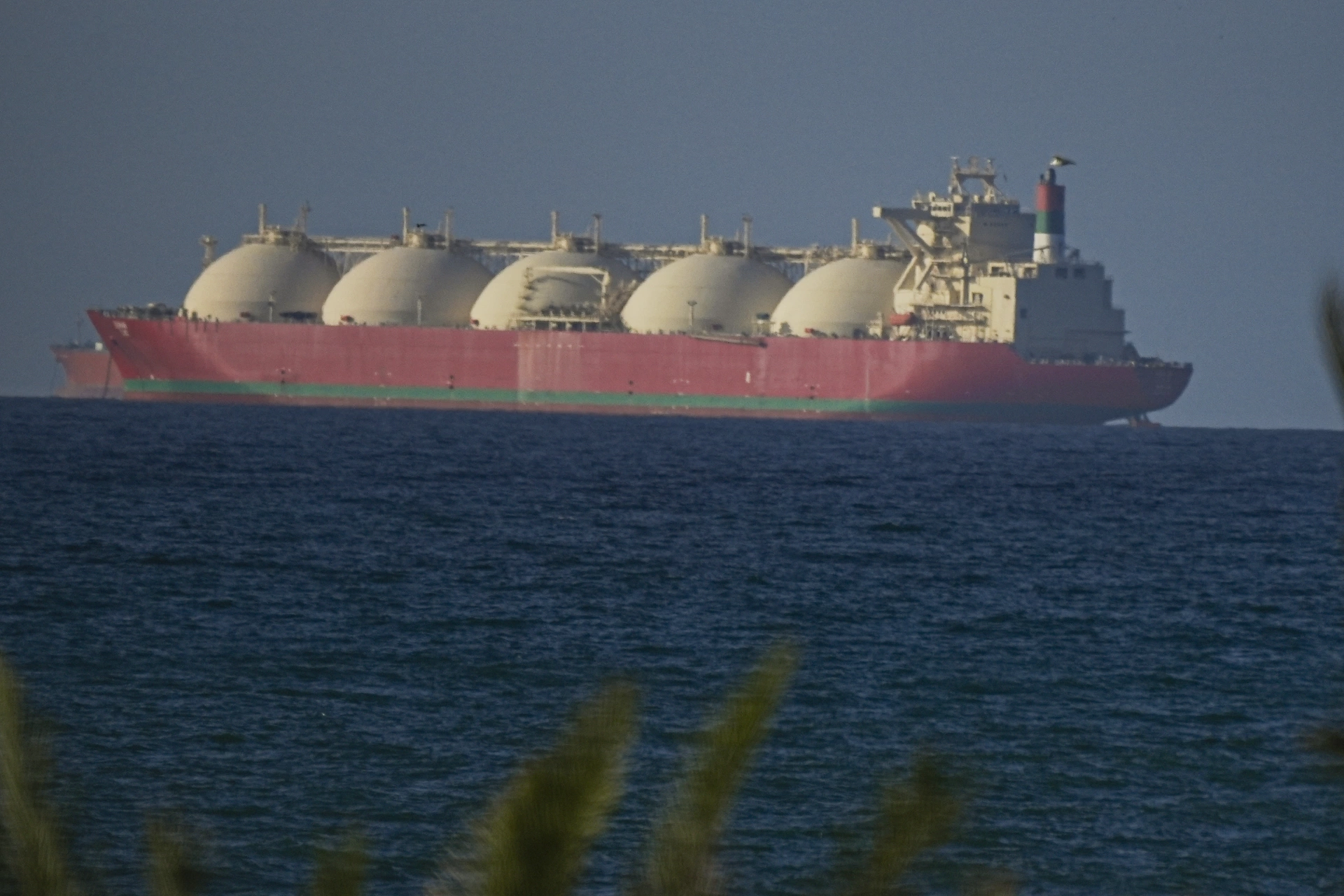 Hürmüz Boğazı'nda ilk gün: 10 gemi geçiş yaptı