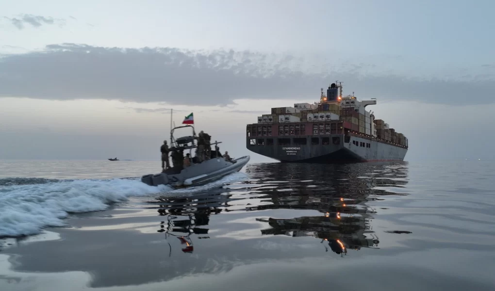 Hürmüz Boğazı'nda karşılıklı gemi hamleleri