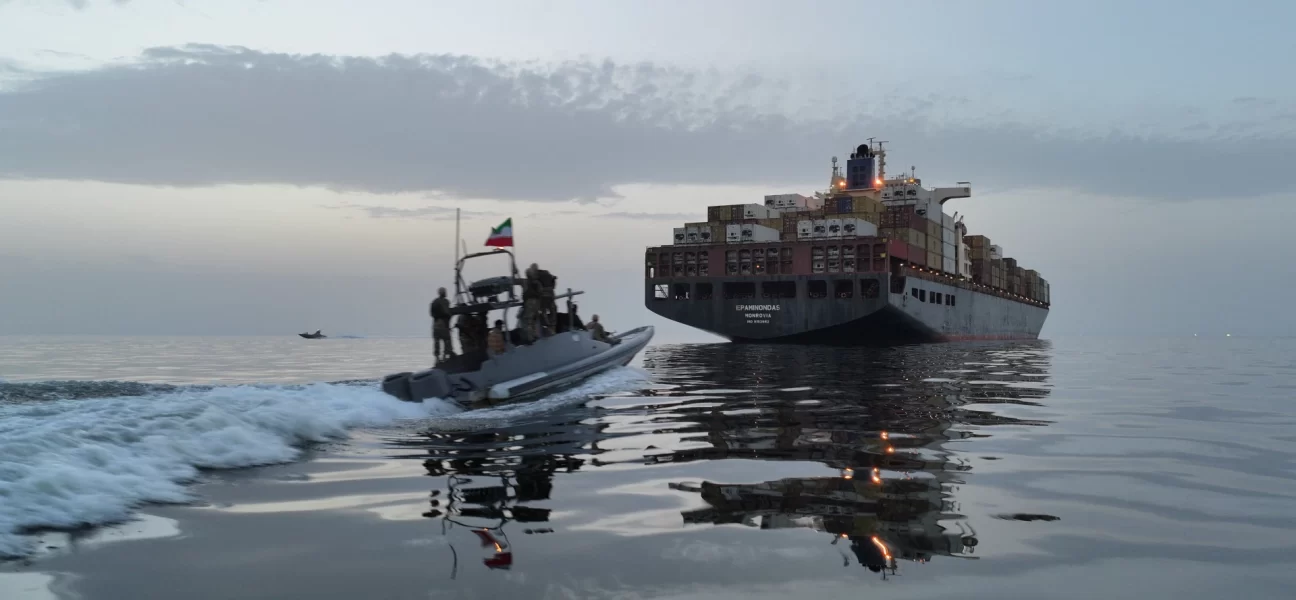 Hürmüz Boğazı'nda karşılıklı gemi hamleleri