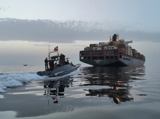 Hürmüz Boğazı'nda karşılıklı gemi hamleleri