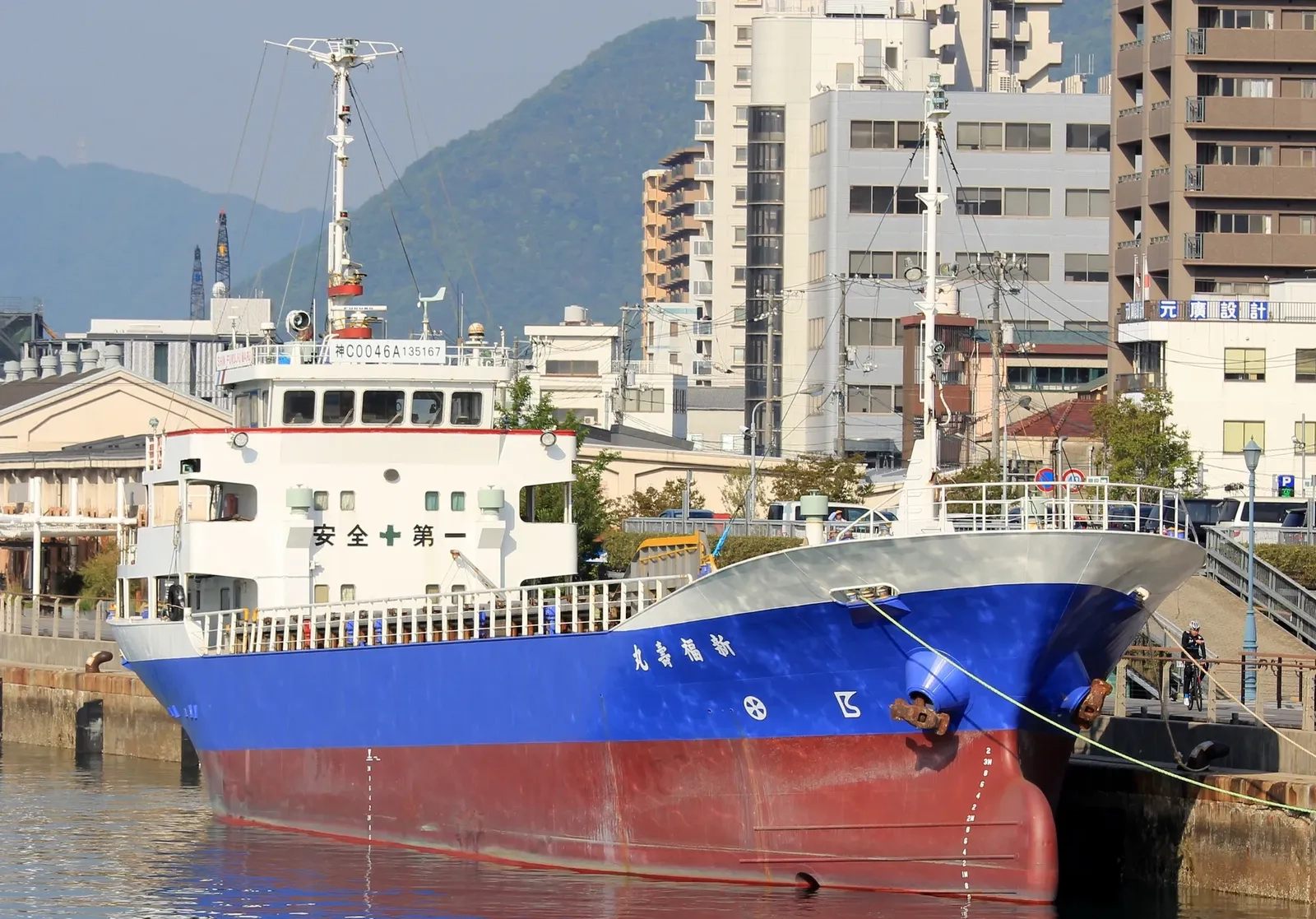 Hürmüz Boğazı'nda kısıtlı trafik: 8 gemi geçiş yaptı