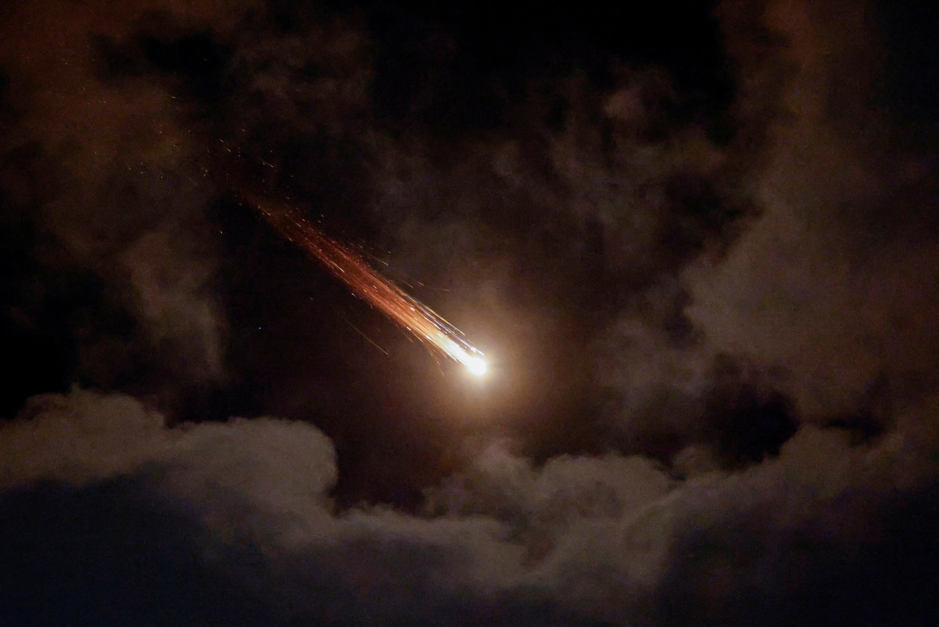 İran ateşkesin ardından İsrail'i vurdu