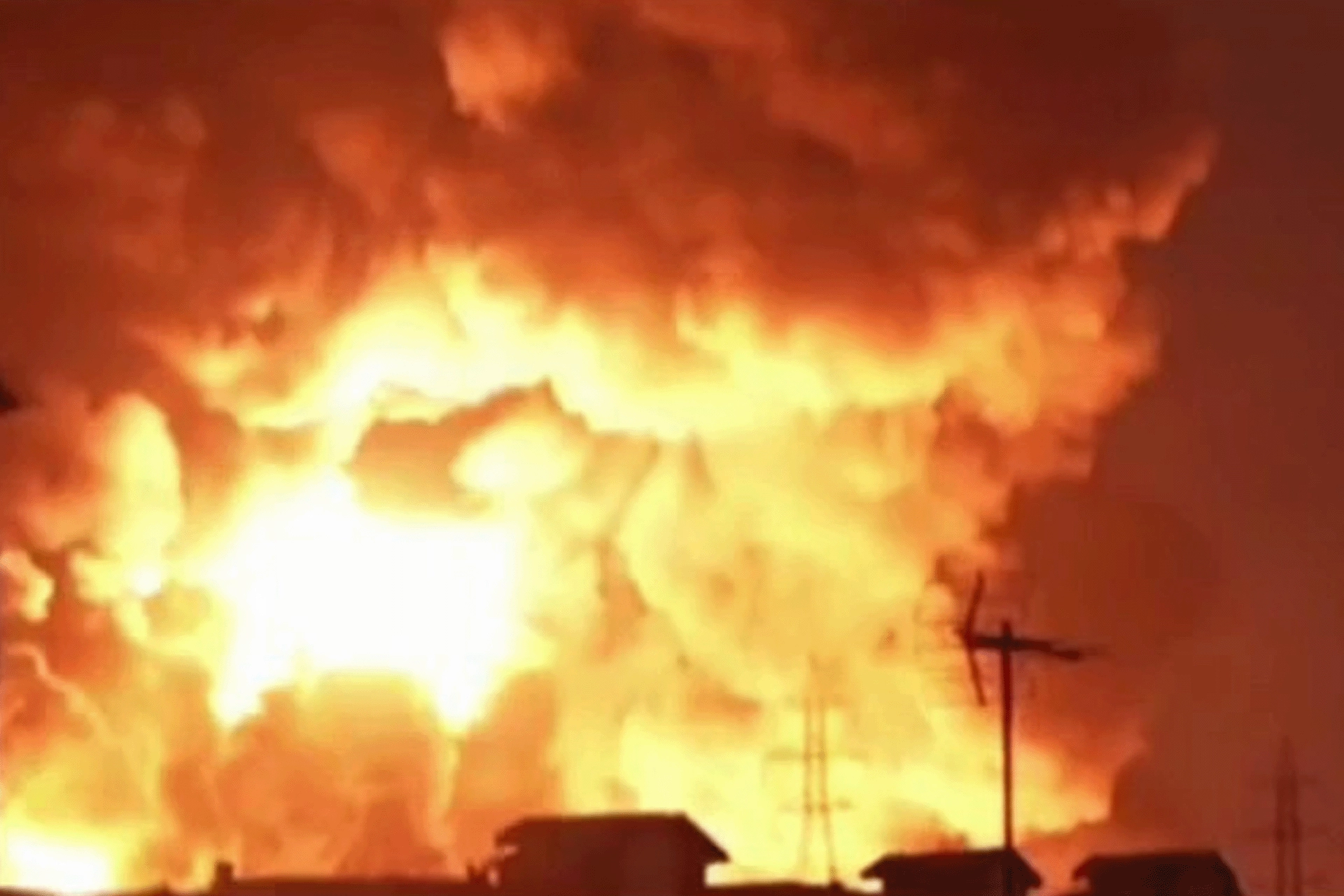 İran'da Devrim Muhafızları karargahı ve savunma tesisi vuruldu