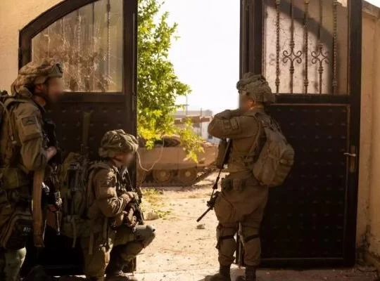 İsrail güçlerinden El Halil'de baskın: Sivil binalara el konuldu