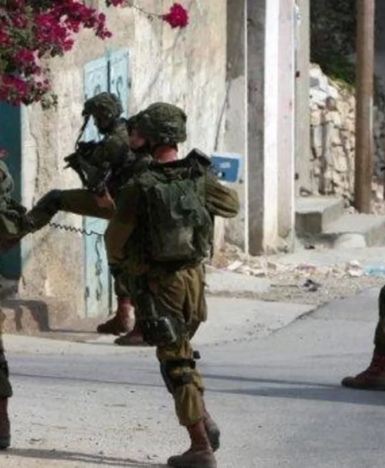 İsrail güçlerinin El Halil baskınında bir genç yaralandı