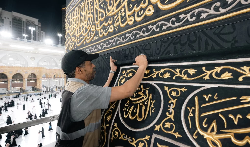 Kabe'de hac hazırlığı: Örtü üç metre yukarı kaldırıldı