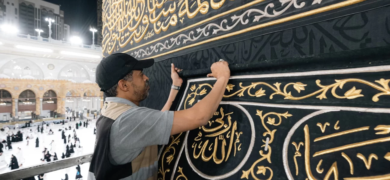 Kabe'de hac hazırlığı: Örtü üç metre yukarı kaldırıldı