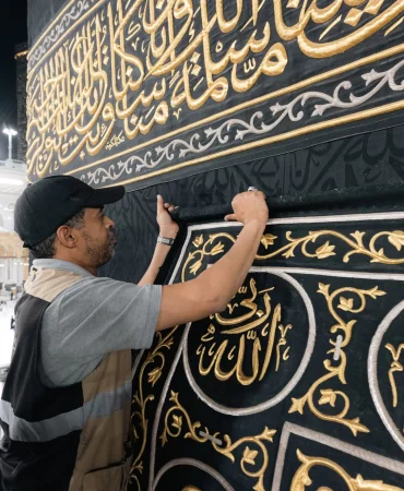 Kabe'de hac hazırlığı: Örtü üç metre yukarı kaldırıldı