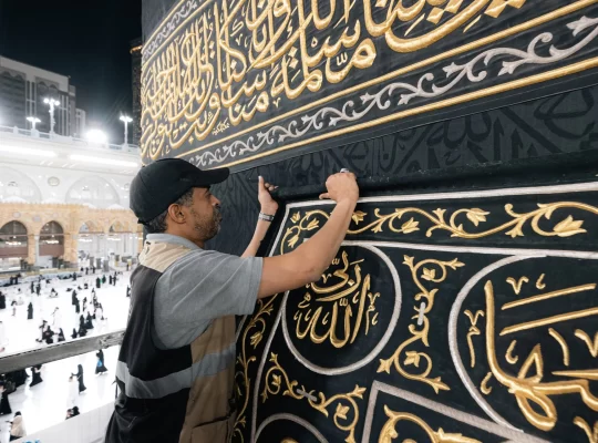Kabe'de hac hazırlığı: Örtü üç metre yukarı kaldırıldı