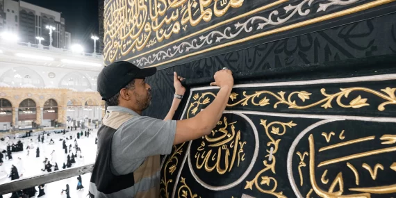 Kabe’de hac hazırlığı: Örtü üç metre yukarı kaldırıldı
