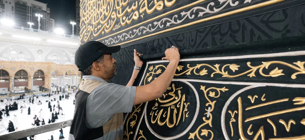 Kabe'de hac hazırlığı: Örtü üç metre yukarı kaldırıldı