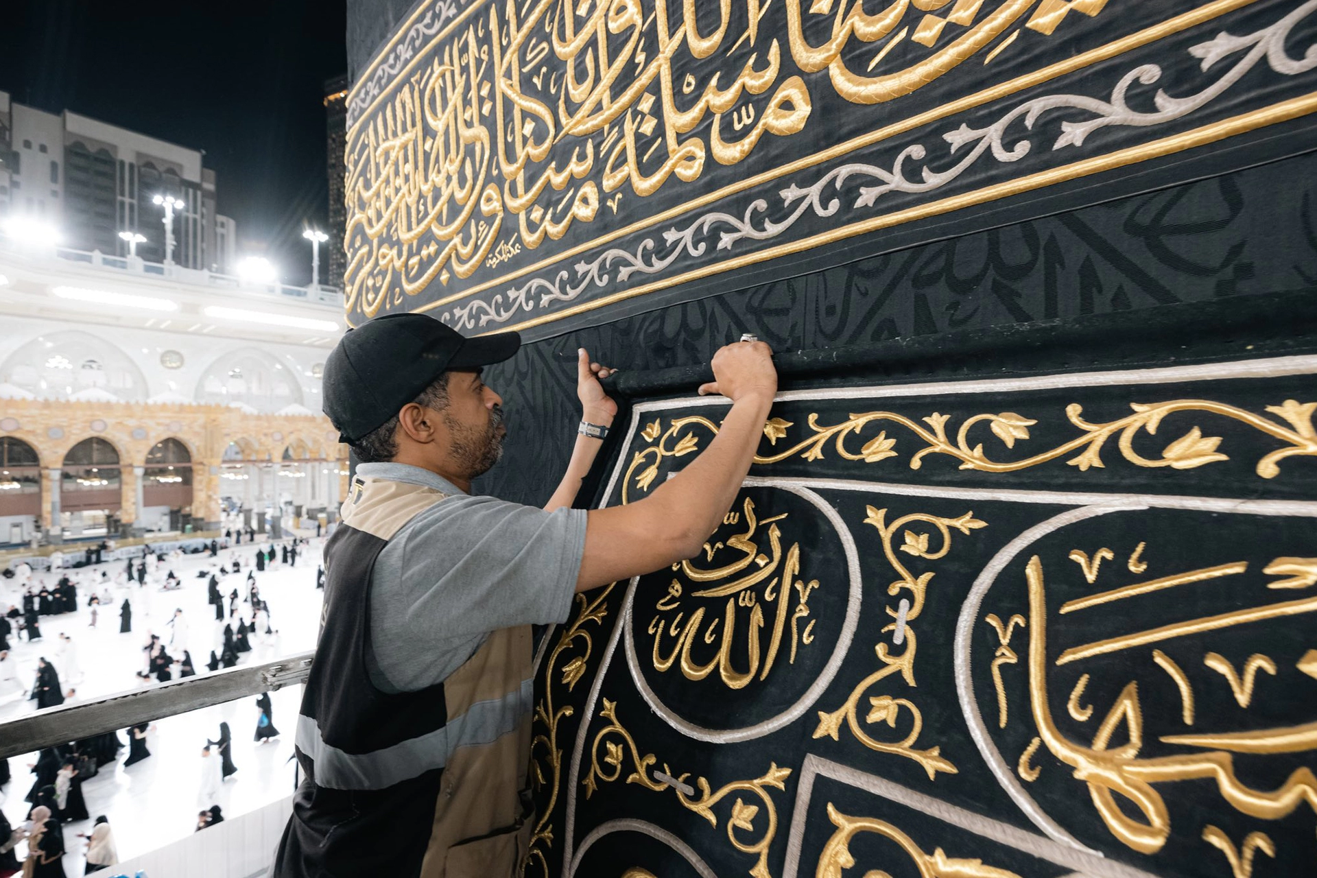 Kabe'de hac hazırlığı: Örtü üç metre yukarı kaldırıldı