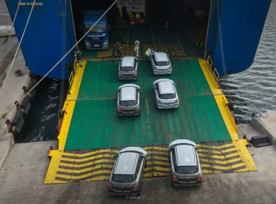 Lazkiye Limanı'ndan Avrupa'ya ilk araç sevkiyatı