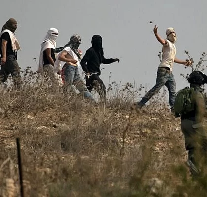 Nablus'ta yerleşimci baskını: Bir aile evinde kuşatıldı