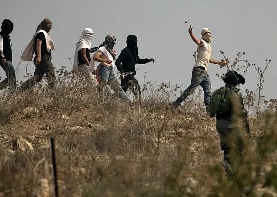 Nablus'ta yerleşimci baskını: Bir aile evinde kuşatıldı