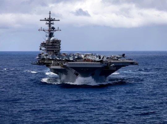 Ortadoğu'da dev yığınak: ABD'den İran'a üç uçak gemili mesaj