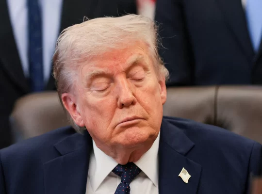 Trump basınla yüzleşiyor: Komedyen yerine sihirbaz