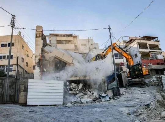 İsrail 50 ticari yapının yıkımını geçici olarak durdurdu