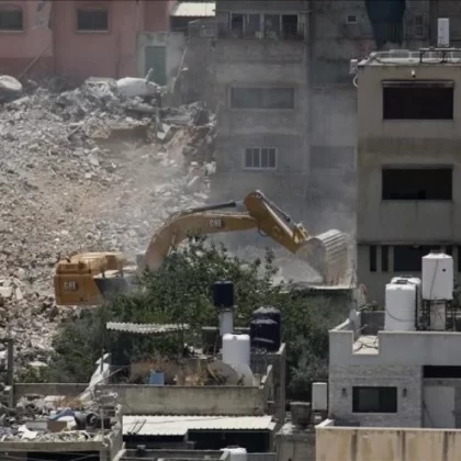 Kudüslü baba evini kendi elleriyle yıkmak zorunda kaldı